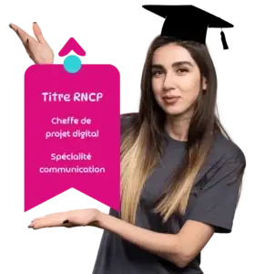 Une jeune femme tient dans ses mains un diplôme de cheffe de projet digital