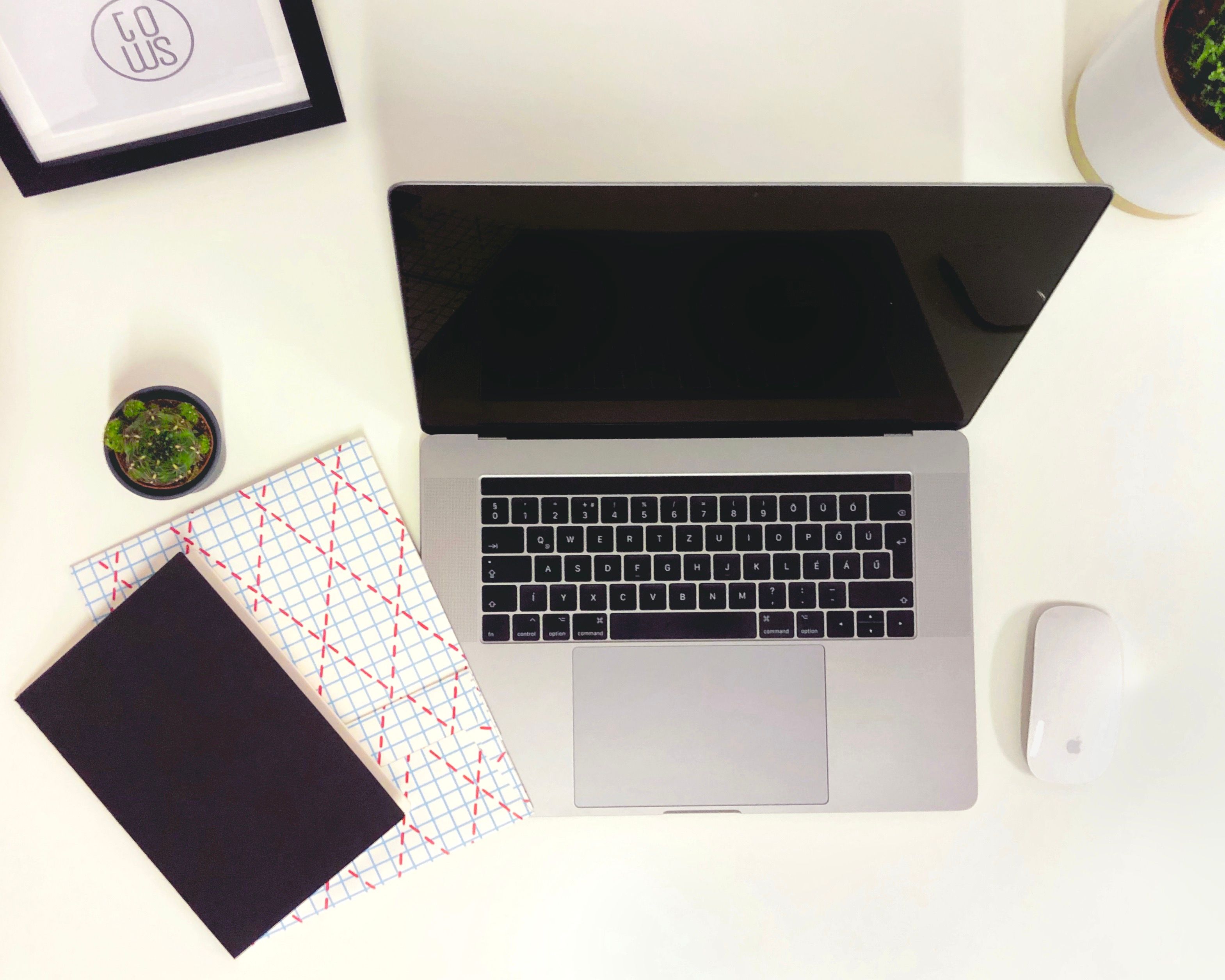 Bureau d'une cheffe de projet en communication digitale, avec un ordinateur et un cahier