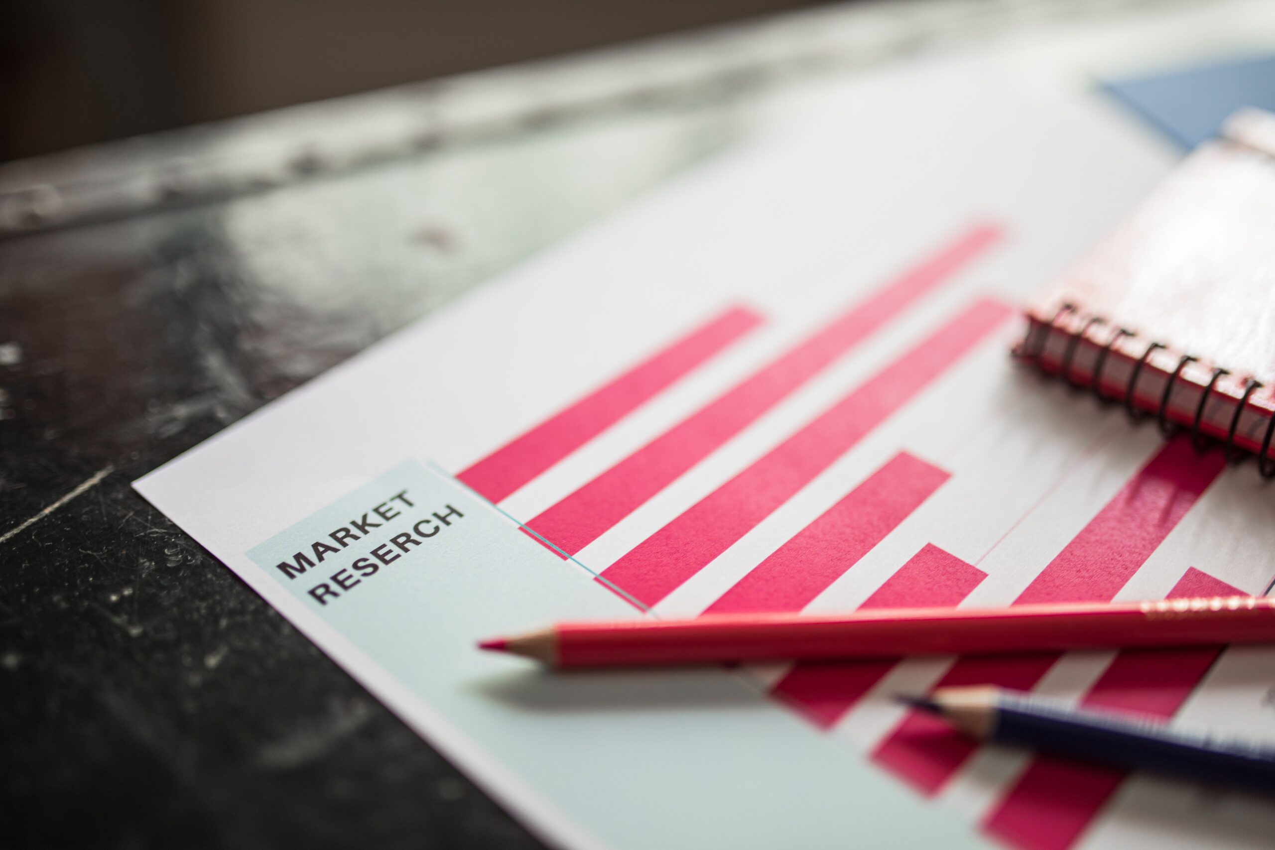 Stagiaire en communication travaillant sur un projet de marketing digital pour une entreprise