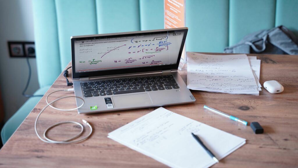 cran d'ordinateur utilisé pour suivre un cours de gestion de projet digital en e-learning.